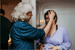 birth doula supporting mom