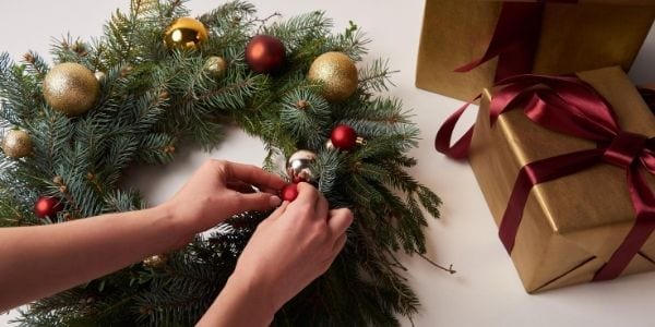 creative ways to be frugal at Christmas, like gifting your skills