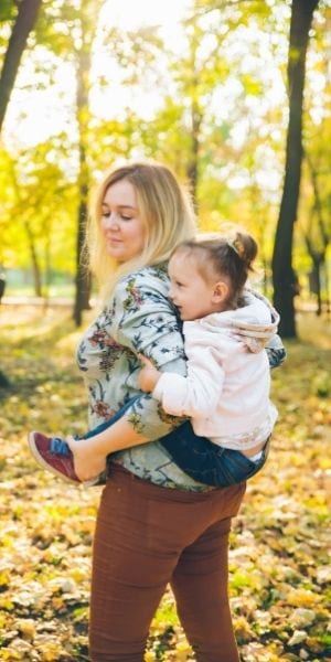 mom playing with child because she meal planned