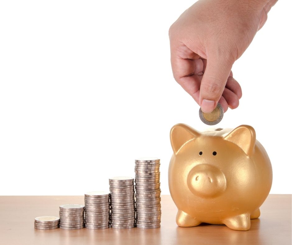 teen saving money and budgeting